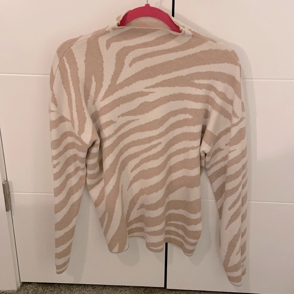 Tahari mock turtle neck sweater SZ Lg.